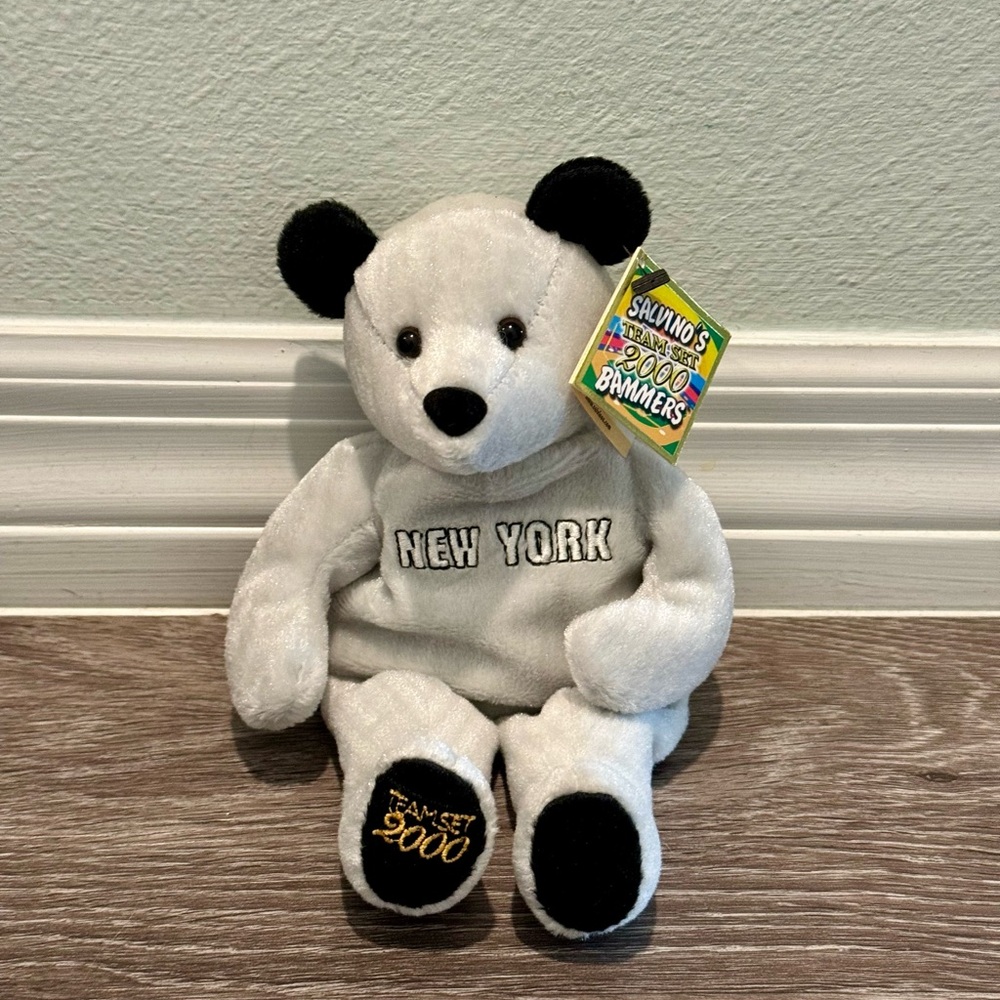Salvino’s New York Yankees Derek Jeter #2 Bear NWT’s. He’s gray, black & white